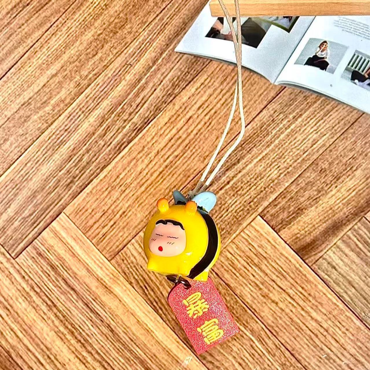 Figurka Crayon Shin-chan Bee C – Tech Car Accessories recenzja i cena